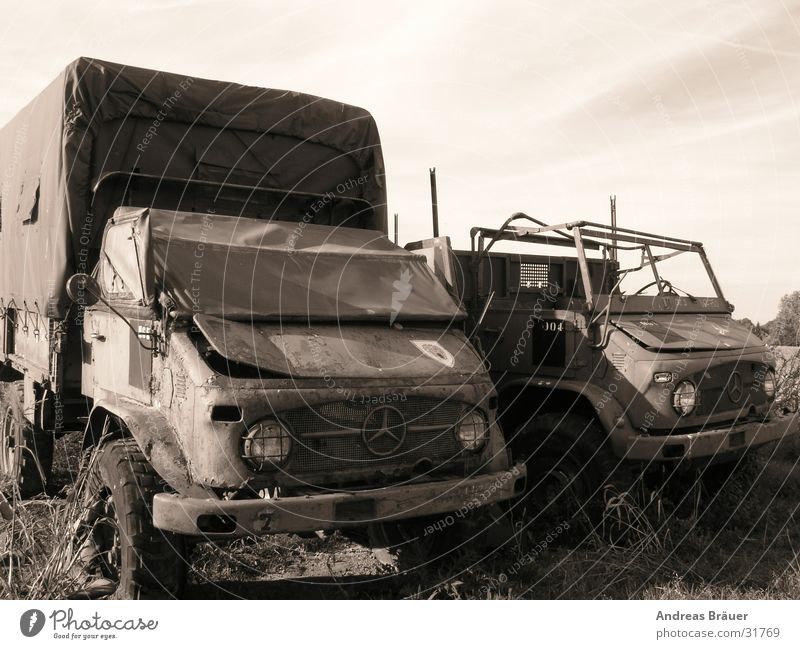 ausgemustert Schrott antik Einsamkeit ruhig grau Verkehr Unimog PKW alt