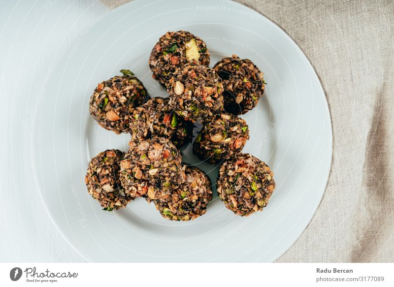 Fleischbällchen mit Pilzen und Quinoa Fleischklößchen Abendessen Tradition frisch gebastelt kochen & garen gehackt Rindfleisch Vorspeise zerkleinern Saucen