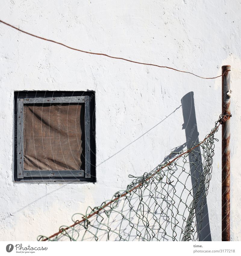 Geschichten vom Zaun (VIII) Haus Hütte Bauwerk Gebäude Mauer Wand Fenster Zaunpfahl Maschendraht Maschendrahtzaun Draht Stahlkabel Metall Linie hell kaputt