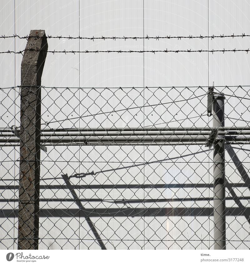 Geschichten vom Zaun (XII) Industrieanlage Mauer Wand Zaunpfahl Maschendraht Maschendrahtzaun Stacheldrahtzaun Beton Metall Linie gruselig grau Sicherheit