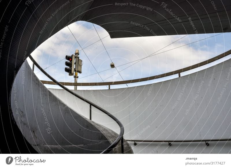 Ampel Himmel Wolken Architektur Mauer Wand Treppengeländer ästhetisch einzigartig Perspektive rund Strukturen & Formen geschwungen Geometrie Farbfoto