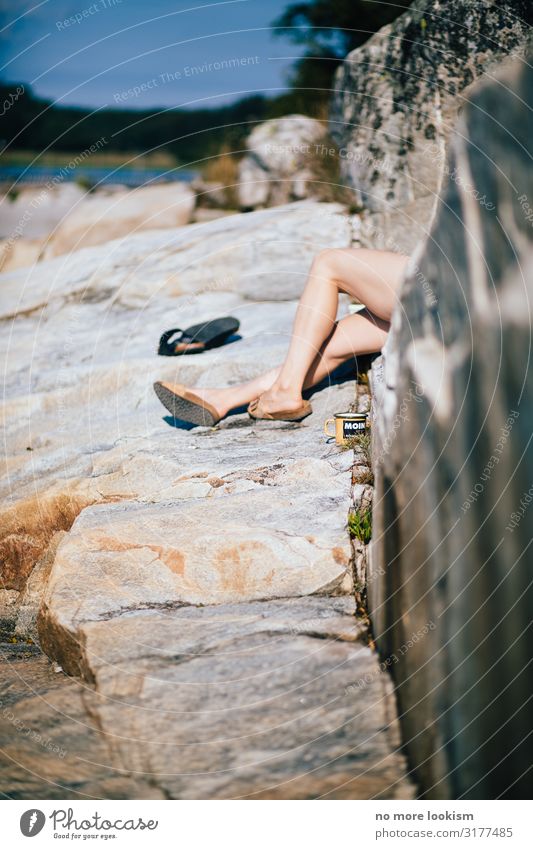 moin feminin Haut Wolkenloser Himmel Sonnenlicht Sommer Felsen Küste Seeufer Fjord Schwimmen & Baden Erholung liegen Zufriedenheit Einsamkeit Idylle Tourismus