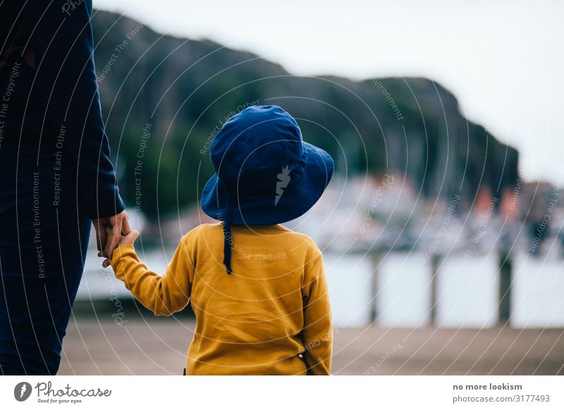 all the arms we need Kind Kleinkind Mutter Erwachsene Familie & Verwandtschaft Kindheit Leben Küste Seeufer Bucht Fjord Ostsee Schifffahrt Hafen Jachthafen