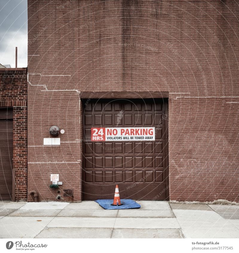 Kein Parken vor der Schokoladenfabrik? Tafelschokolade New York City Stadt Menschenleer Haus Fabrik Bauwerk Gebäude Mauer Wand Fassade Tür Garagentor Verkehr