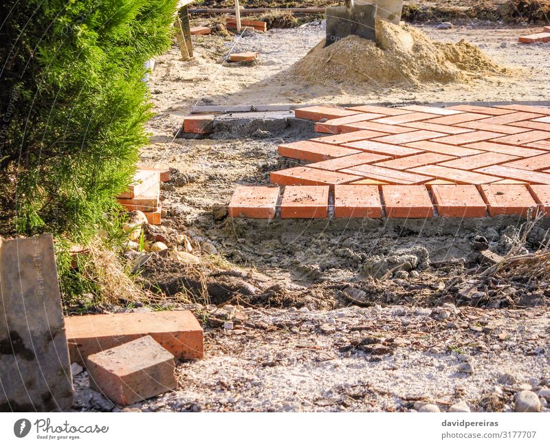 Orangefarbene Ziegelpflastersteine im Bauprozess Arbeit & Erwerbstätigkeit Beruf Werkzeug Sand Gebäude Architektur Terrasse Wege & Pfade Stein Beton rot