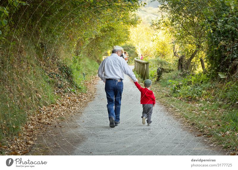 Großvater und Enkel auf dem Naturpfad Lifestyle Freude Glück Freizeit & Hobby Sommer Kind Baby Junge Mann Erwachsene Eltern Familie & Verwandtschaft Kindheit