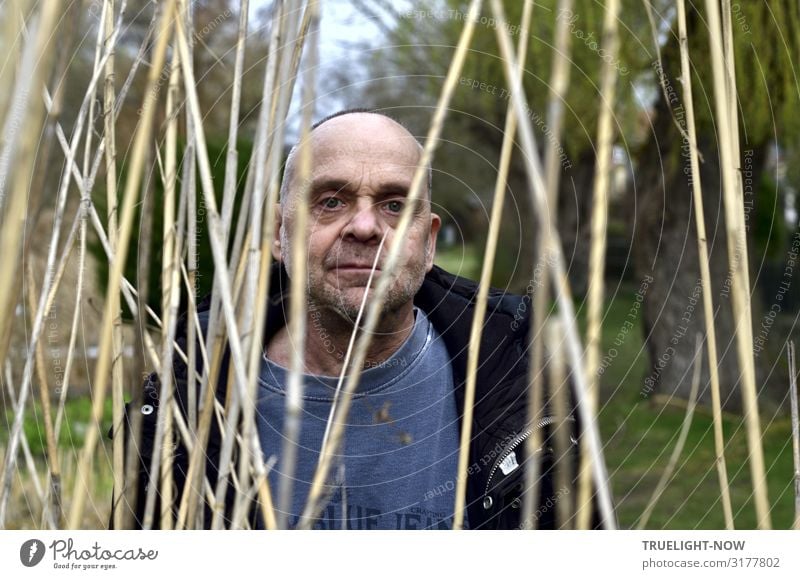 Jetzt ist aber genug Verstecken gespielt...! Freizeit & Hobby Ausflug Männlicher Senior Mann Erwachsene Leben 1 Mensch 45-60 Jahre Natur Landschaft Pflanze