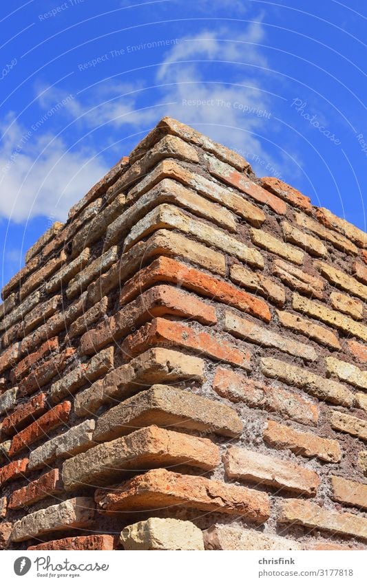 Römische Zigelmauer vor blauem Himmel Kunst Dorf Stadt Haus Fassade Sehenswürdigkeit Stein Sand Backstein stehen Häusliches Leben rot Angst Reichtum zigelstein