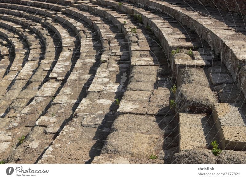 Römisches Theater mit Sitzreihen Freizeit & Hobby Sonne Stadt Haus Ruine Platz Bauwerk Architektur Mauer Wand Treppe Feste & Feiern Fernsehen schauen hocken