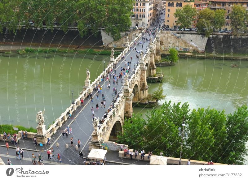 Rom Brücke Engelsbrücke Mensch Menschenmenge Burg oder Schloss Verkehrswege Fußgänger gehen laufen Ponte Sant'Angelo Engelsburg Tiber Fluss Farbfoto mehrfarbig