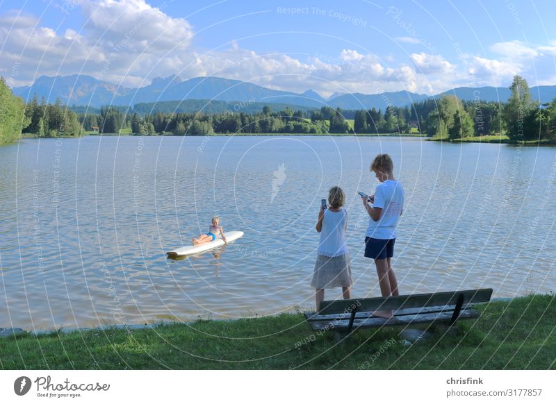 Familie macht Handy-Foto an Bergsee Freizeit & Hobby Ferien & Urlaub & Reisen Tourismus Ausflug Sport Fitness Sport-Training Schwimmen & Baden Mädchen Junge