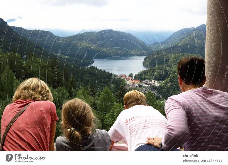 Personen schauen von Balkon auf Landschaft Mensch Kindheit 4 8-13 Jahre 30-45 Jahre Erwachsene Umwelt Natur Palast Burg oder Schloss Blick Gefühle Stimmung