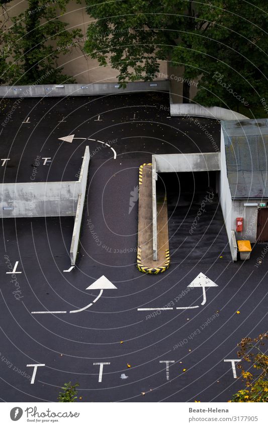 Klar geregelt, oder? Haus Bauwerk Gebäude Parkhaus Parkplatz Dach Parkdeck parken Parkbucht Verkehr Straße Wege & Pfade Beton Zeichen Schriftzeichen