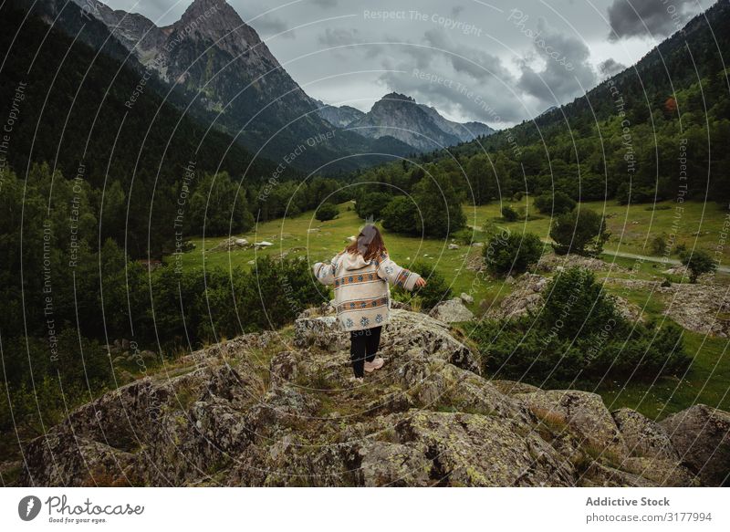 Anonyme Frau auf einem steinigen Hügel laufen Tal rennen Top Wolken Himmel Berge u. Gebirge Ferien & Urlaub & Reisen Natur Landschaft Düne Reichweite Stein