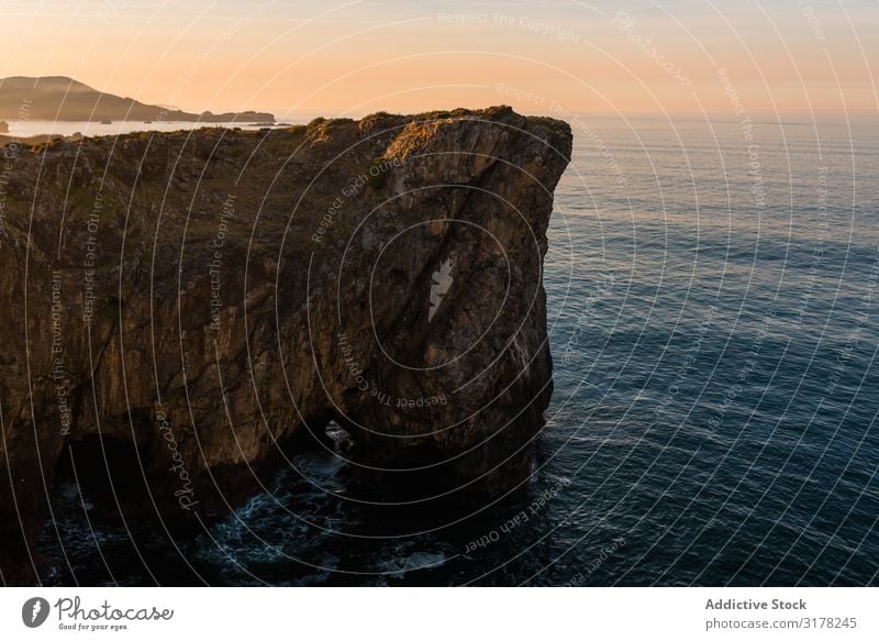 Majestätische Klippen an der Meeresküste bei Sonnenuntergang Küste Landschaft majestätisch Horizont mehrfarbig llanes Asturien Spanien Natur Abend