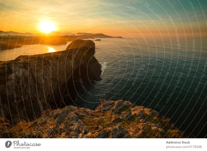 Majestätische Klippen an der Meeresküste bei Sonnenuntergang Küste Landschaft majestätisch Horizont mehrfarbig llanes Asturien Spanien Natur Abend