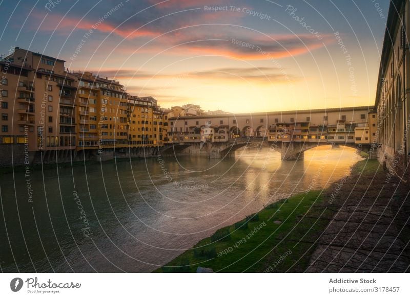 Alte Brücke über den Kanal bei Sonnenuntergang Florenz Italien Gebäude alt Ferien & Urlaub & Reisen Wasser Architektur Großstadt Tourismus Landschaft Attraktion