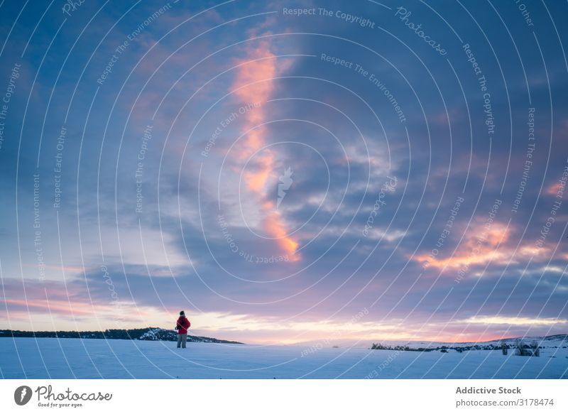 Reisender, der auf Schnee gegen den untergehenden Himmel steht. Tal Sonnenuntergang Tourismus Landschaft erkunden schön Baum hell einsam Wärme Bekleidung Winter