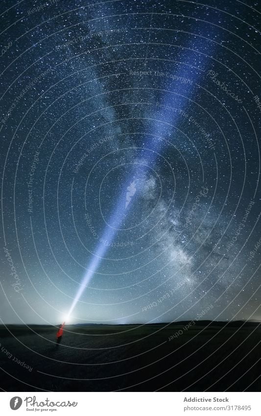 Sternenhimmel und Person mit Lichtstrahl Himmel Reisender Rochen sternenklar Nacht majestätisch hell Milchstrasse Blick nach oben Mysterium Galaxie geistig