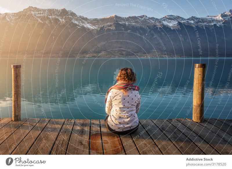 Frau auf dem Pier in den Bergen Anlegestelle See Berge u. Gebirge Schweiz Natur Ferien & Urlaub & Reisen Tourismus Landschaft Glück azurblau türkis malerisch