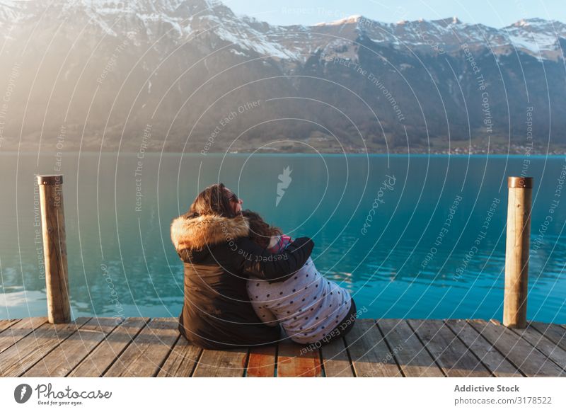 Frauen auf dem Pier in den Bergen umarmen Anlegestelle See Berge u. Gebirge Schweiz Natur Ferien & Urlaub & Reisen Tourismus Freundschaft Landschaft