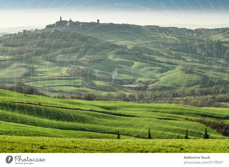 Majestätisches grünes Tal mit Stadt auf dem Gipfel Mittelgebirge Toskana Italien ländlich Landschaft Natur schön Tourismus Panorama (Bildformat) Sommer