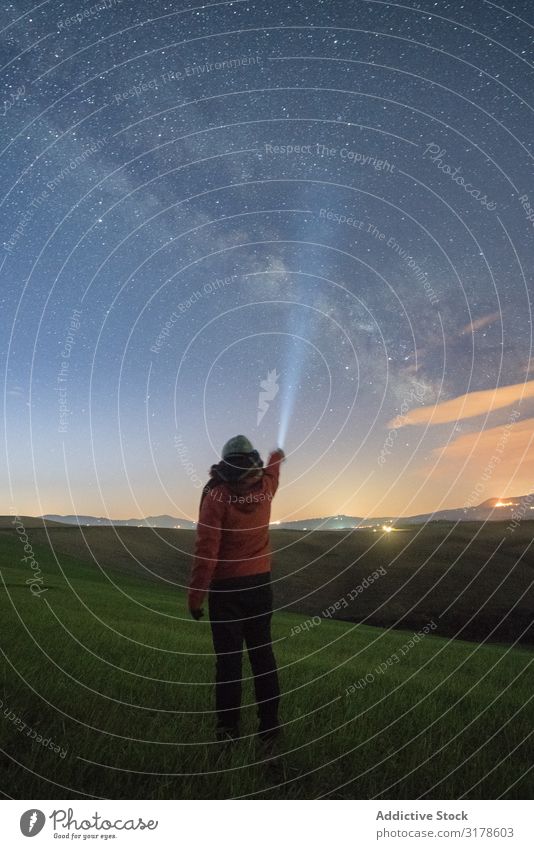 Reisendenbeleuchtung mit Taschenlampe am Sternenhimmel Reisender sternenklar Himmel Fackel Toskana Italien Feld Schwebebalken Ferien & Urlaub & Reisen Nacht