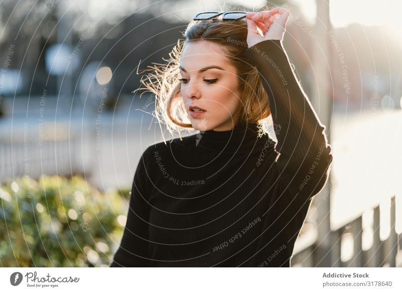 Mädchen beim Abnehmen ihrer Sonnenbrille auf der Straße Frau Stil Sonnenstrahlen Tag Großstadt Stadt Jugendliche Lifestyle Freizeit & Hobby ruhen Erholung Dame