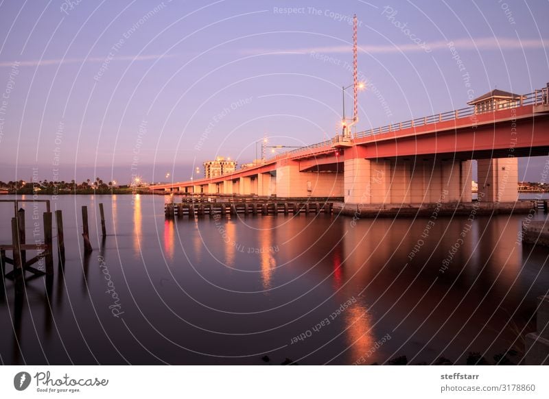 North Causeway Bridge im Morgengrauen über den Indian River Meer Segeln Natur Küste Fluss Brücke Segelboot Wasserfahrzeug leuchten blau Tagesanbruch