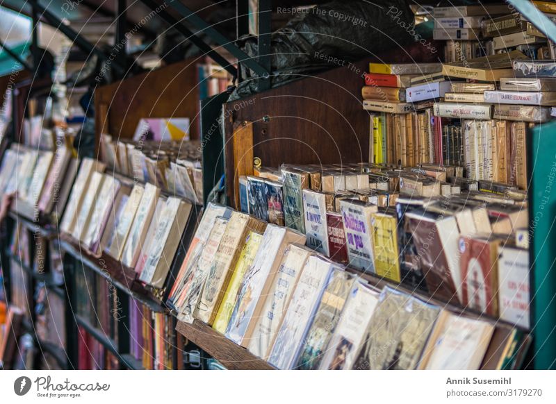 Bücherstand entlang der Seine in Paris Bildung Wissenschaften Handel Frankreich Stadt Hauptstadt Altstadt Fußgängerzone Sehenswürdigkeit lesen lernen alt Billig