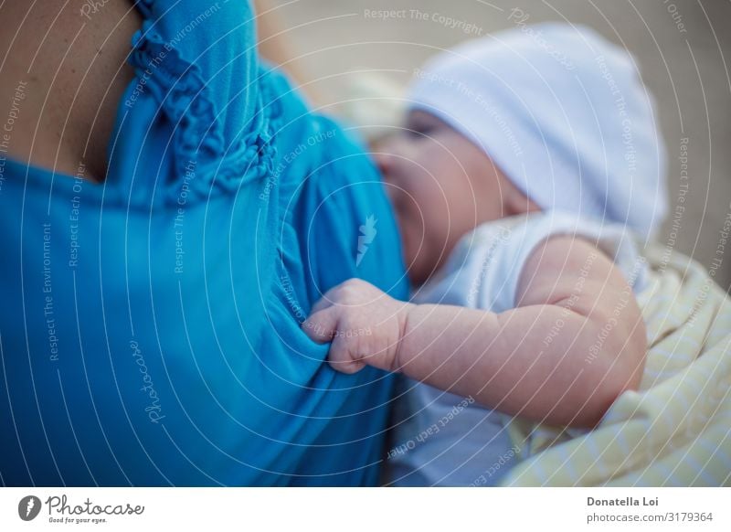 Mutter beim Stillen ihres Babys Ernährung Getränk trinken melken Lifestyle Sommer Kind Mensch Erwachsene Kindheit Liebe Zusammensein neu niedlich reizvoll