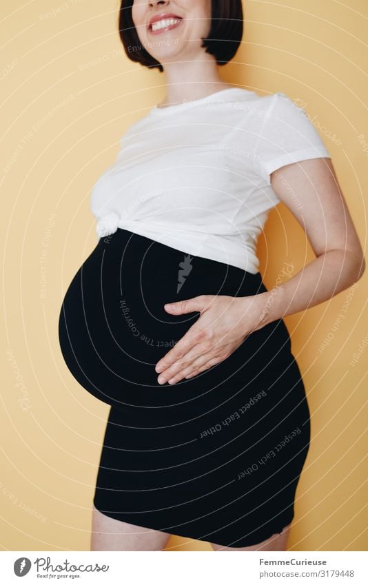 Urban young pregnant woman - neutral background feminin Frau Erwachsene 1 Mensch 18-30 Jahre Jugendliche 30-45 Jahre Glück schwanger Nachkommen