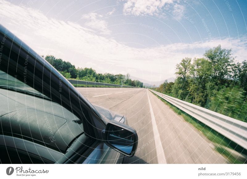 Roadtrip Abenteuer in Italien fahrendes Auto Straße Freiheit PKW Landschaft Verkehr Verkehrswege Autofahren Außenaufnahme Geschwindigkeit Straßenverkehr