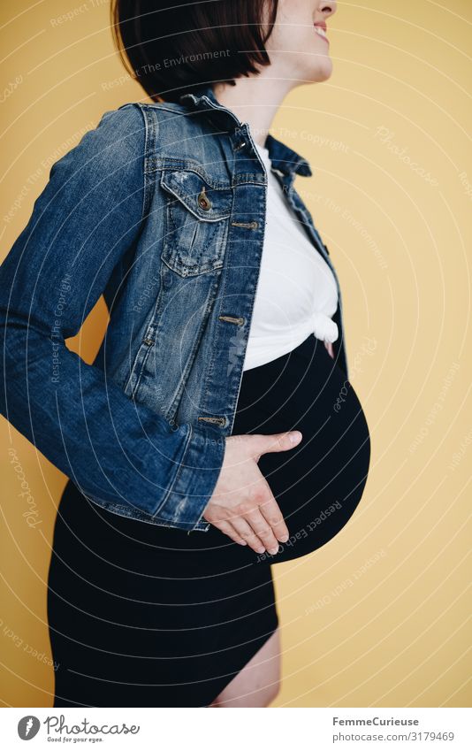 Urban young pregnant woman - neutral background feminin Frau Erwachsene 1 Mensch 18-30 Jahre Jugendliche 30-45 Jahre Glück Freude Vorfreude schwanger Babybauch