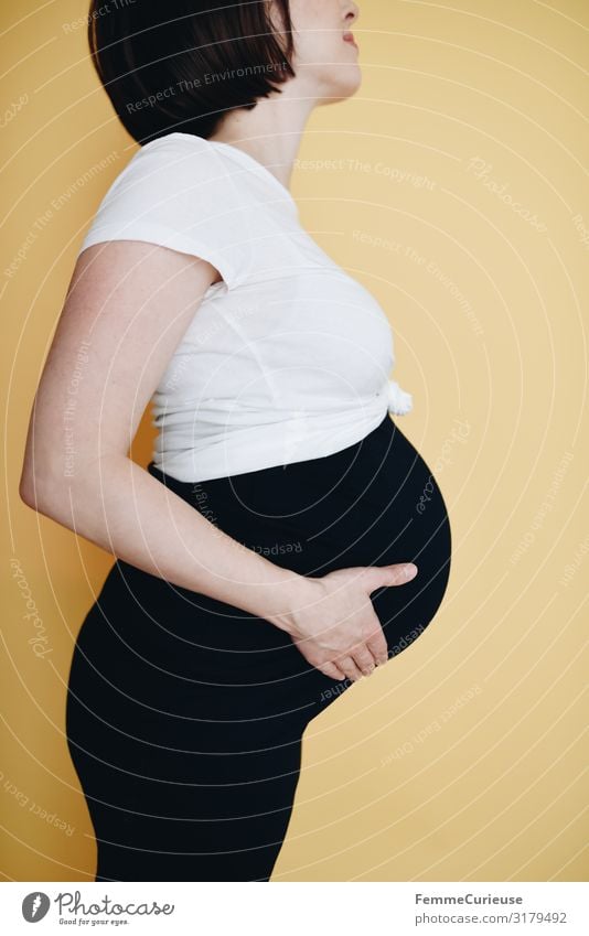 Urban young pregnant woman - neutral background feminin Frau Erwachsene 1 Mensch 18-30 Jahre Jugendliche 30-45 Jahre Glück Babybauch Umstandsbekleidung Rock