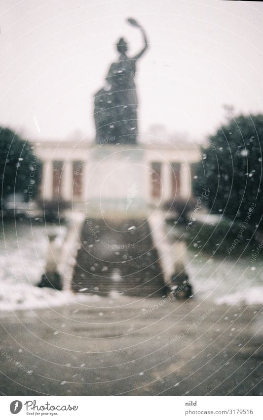 Bavaria in der unschärfe im Winter Theresienwiese München Außenaufnahme Schnee Einsamkeit ruhig kalt Farbfoto Menschenleer trist Analogfoto Kodak Neuschnee