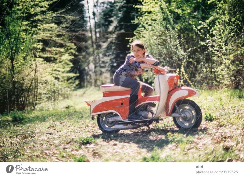 Junge Frau auf vintage Roller Scooter Vintage 49ccm Mobilität Lifestyle Außenaufnahme Verkehrsmittel Waldweg Natur retro Oldtimer Moped Analogfoto Kodak pinup