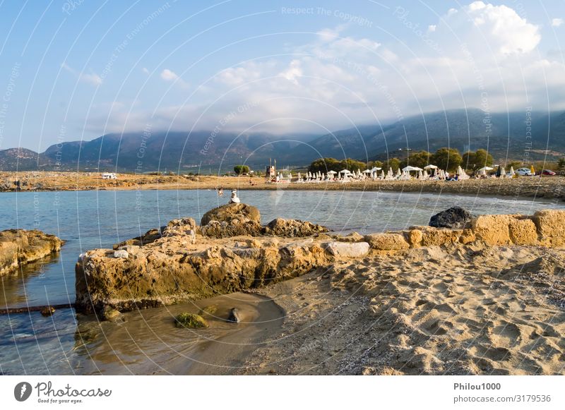 Wunderschöner wilder Strand mit klarem türkisfarbenem Wasser und Felsen. Lifestyle Erholung Ferien & Urlaub & Reisen Tourismus Ausflug Kreuzfahrt Sommer Meer