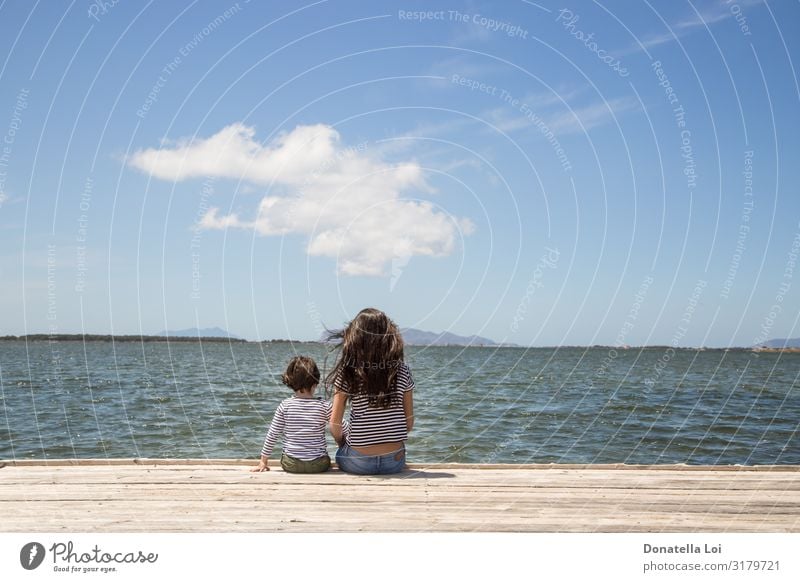 Bruder und Schwester auf dem Pier Ferien & Urlaub & Reisen Freiheit Sommer Meer Wellen Kind Mensch maskulin feminin Frau Erwachsene Paar Kindheit 2 1-3 Jahre