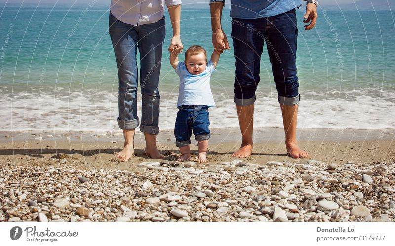 Familie am Strand Lifestyle Glück Freizeit & Hobby Sommer Meer Mensch maskulin feminin Kleinkind Eltern Erwachsene Mutter Vater Familie & Verwandtschaft