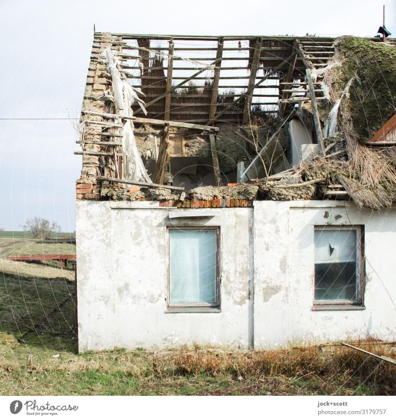 Dachschaden im Ferienheim lost places DDR Winter Wiese Rügen Architektur Reetdachhaus Fenster Holzdach kalt kaputt retro Endzeitstimmung Idylle Vergänglichkeit