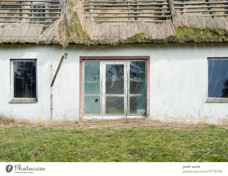 verloren im Ferienheim lost places DDR Wiese Hotel Ferienanlage Fenster Dach Reetdach Eingang authentisch kaputt Vergangenheit Vergänglichkeit