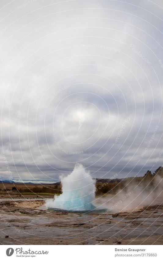 great geyser erupts in Iceland Ferien & Urlaub & Reisen Winter Umwelt Natur Landschaft Wolken Klima schlechtes Wetter Park springen Kraft Island Eruption