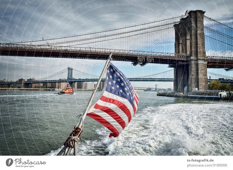 Brooklyn Bridge Speedboating Wasser Himmel Wolken Wellen Küste New York City Manhattan Stadt Skyline Haus Brücke Turm Bauwerk Architektur Sehenswürdigkeit