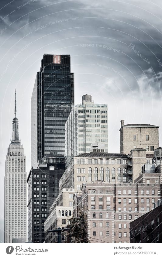 Turmbau zu Manhattan Himmel Wolken New York City Stadtzentrum Menschenleer Haus Hochhaus Bauwerk Gebäude Architektur Mauer Wand Fassade Fenster Sehenswürdigkeit