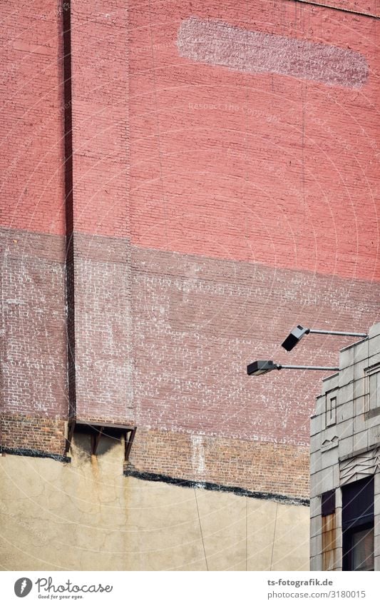 Hat jemand meine Fenster gesehen? New York City Manhattan Haus Bauwerk Gebäude Architektur Mauer Wand Fassade Dach Schornstein Scheinwerfer Beleuchtungselement