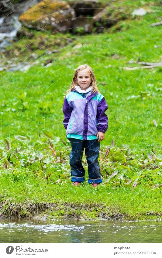 Abenteuer im Wald #4 Glück Freizeit & Hobby Spielen Ferien & Urlaub & Reisen Ausflug Freiheit Kind Mädchen Kindheit 1 Mensch 3-8 Jahre Umwelt Natur Wasser Gras