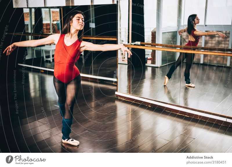 Frau in Ballett-Pose im Studio Beautyfotografie Anmut Balletttänzer Choreographie elegant Schulklasse genießen brünett Aktion Ballerina Gleichgewicht Bewegung