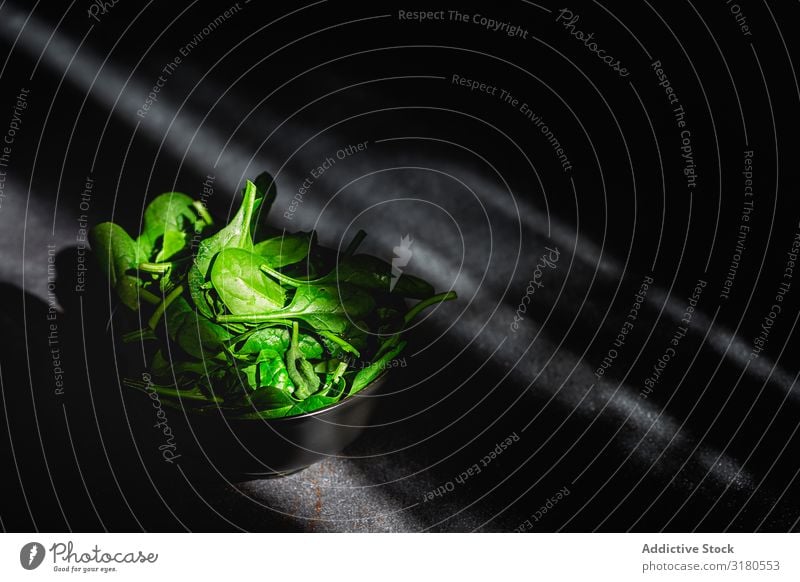 Frischer Spinat auf dunklem Hintergrund Gemüse Lebensmittel Gesundheit Gesunde Ernährung Veganer Vegetarische Ernährung Diät Hintergrundbild Entzug organisch