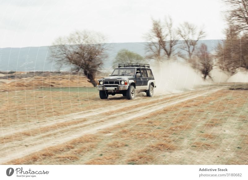 Geländefahren in der Natur Offroad Landschaft Straße Staub Baum laublos Ausritt Ferien & Urlaub & Reisen PKW Verkehr Abenteuer Fahrzeug 4x4 Ausflug regenarm